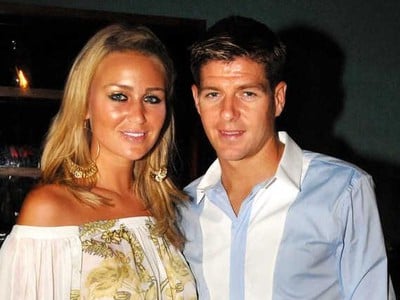 Sexi ženou možno rozhodne nazvať aj Alex Gerrardovú, ktorá sa o svojho manžela Stevena príkladne stará.