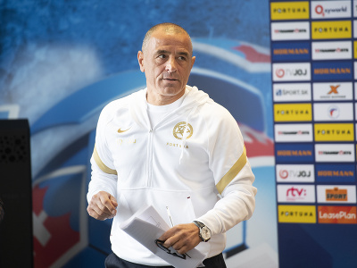 Na snímke tréner slovenskej futbalovej reprezentácie Francesco Calzona počas tlačovej konferencie k nominácii na prípravné zápasy