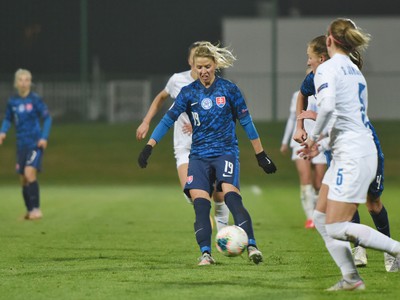 Jana Vojteková a hráčka Islandu Gunnhildur Jónsdóttirová