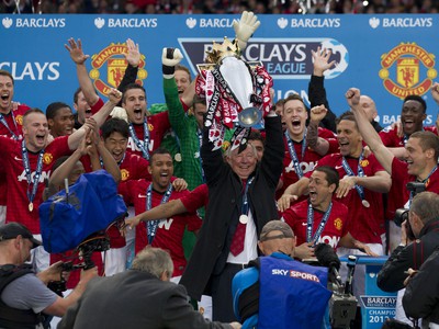 Sir Alex Ferguson a jeho hráči sa tešia zo zisku titulu