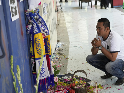 Ľudia oplakávajú obete tragédie v Indonézii