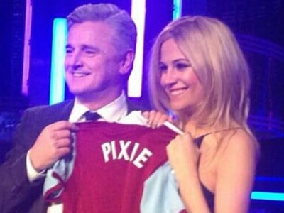 Pxixie Lott podporila futbalový West Ham aj nosením tohto dresu.