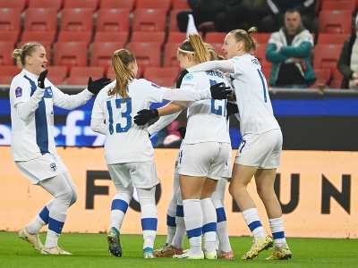 Radosť hráčok Fínska po strelení gólu