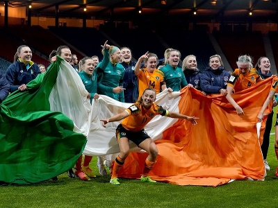 Írske futbalistky oslavujú postup