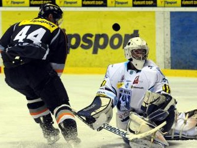 Gabriel Spilar pred brankárom