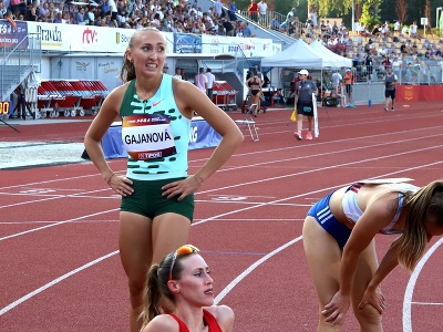 Na snímke vľavo slovenská bežkyňa Gabriela Gajanová