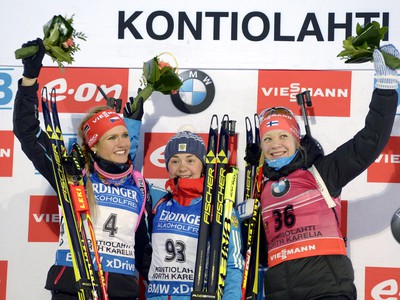Stupeň medailistiek: Gabriela Soukalová (vľavo), víťazka Jekaterina Jurlovová (v strede) a Fínka Kaisa Mäkäräinenová