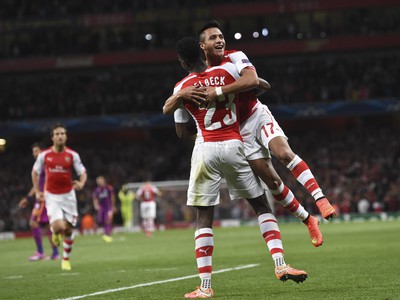Danny Welbeck a Alexis Sánchez oslavujú gól Arsenalu