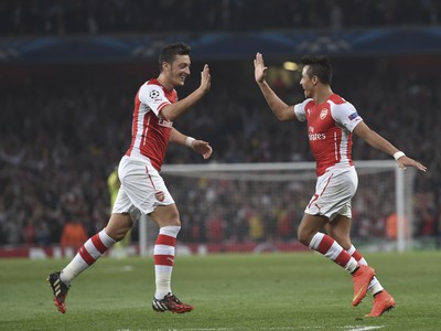 Alexis Sánchez a Mesut Özil oslavujú gól Arsenalu