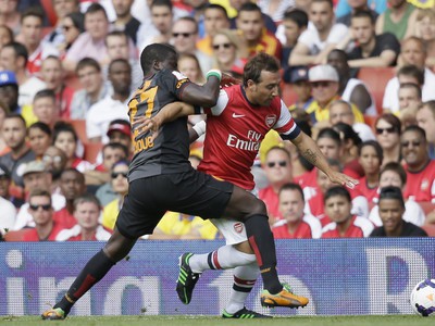 Santi Cazorla a Emmanuel Eboué v súboji o loptu