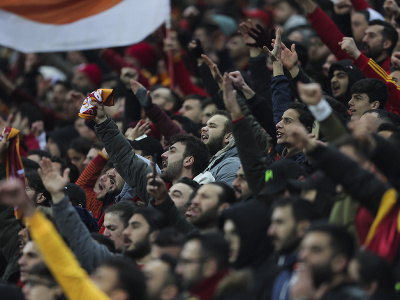 Fanúšikovia Galatasaray Istanbul pred začiatkom zápasu