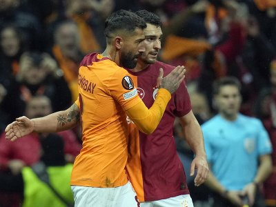 Futbalisti Galatasaray Istanbul Kerem Demirbay (vľavo) a Kaan Ayhan sa tešia po strelení gólu v úvodnom zápase play-off o osemfinále Európskej ligy
