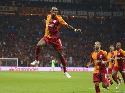 Futbalista Galatasaray Istanbul Garry Rodrigues sa teší po strelení gólu