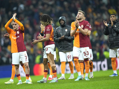 Hráči Galatasarayu ďakujú tribúnam