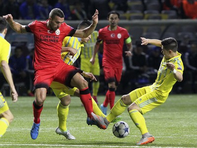 Lukas Podolski a Georgi Zhukov v súboji