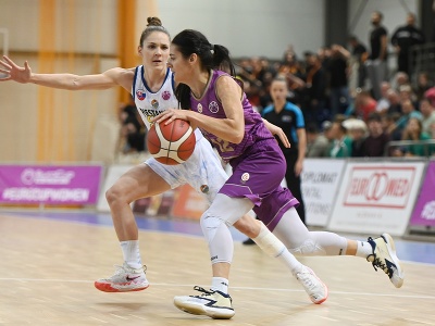 Na snímke vľavo hráčka Čajok Natália Martišková a hráčka Galatasarayu Ieva Pulveneová počas zápasu 3. kola skupinovej fázy Európskeho pohára FIBA v basketbale žien