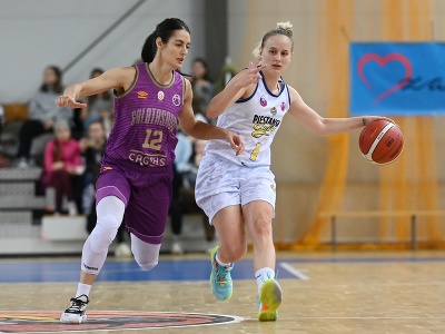 Na snímke vpravo hráčka Čajok Božica Mujovičová a hráčka Galatasarayu Ieva Pulveneová počas zápasu 3. kola skupinovej fázy Európskeho pohára FIBA v basketbale žien