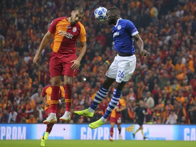 Na snímke vľavo útočník Galatasaray Eren Derdiyok, vpravo obranca Schalke Salif Sané
