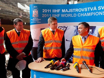 Dušan Galis, Juraj Široký, Róbert Fico a Rene Fasel na štadióne