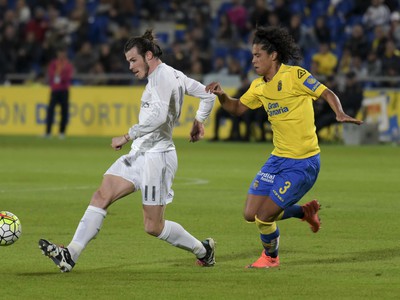 Gareth Bale a Lemos v súboji o loptu
