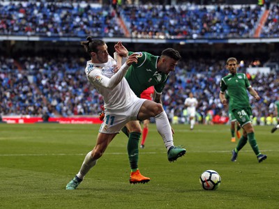 Gareth Bale a Diego Rico v súboji o loptu