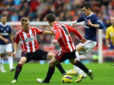 Bale preniká defenzívou Sunderlandu