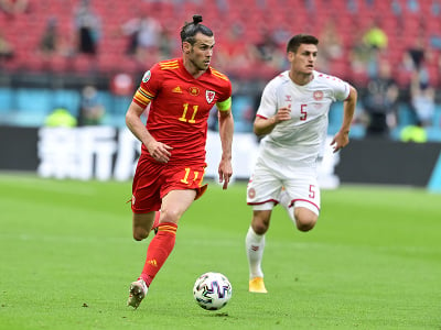 Hráč Walesu Gareth Bale (vľavo) a Joakim Maehle z Dánska počas osemfinále ME vo futbale Wales - Dánsko