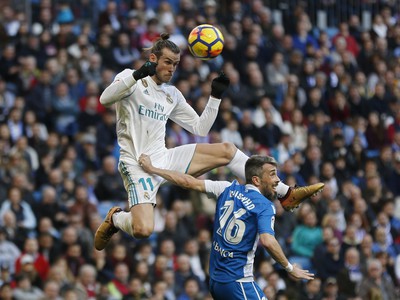 Gareth Bale a Luisinho vo vzdušnom súboji