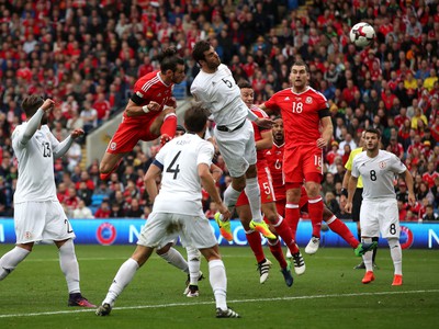 Gareth Bale po vzdušnom súboji strieľa vedúci gól Walesu