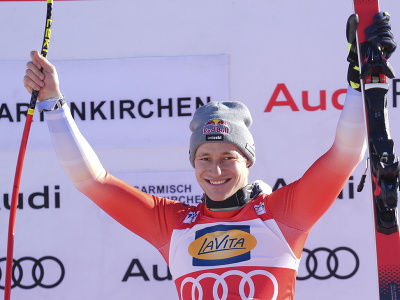 Švajčiarsky lyžiar Marco Odermatt oslavuje svoj triumf v super-G alpských lyžiarov v Garmisch-Partenkirchene. 