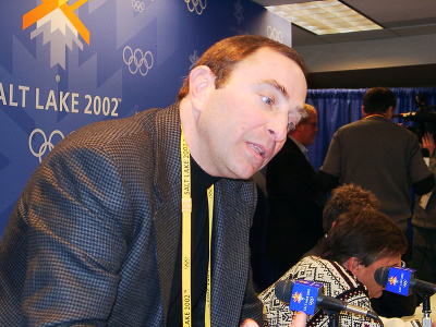 Komisár NHL Gary Bettman po tlačovej konferencii v Salt Lake City 19. februára 2002 diskutuje s novinármi o otázkach účinkovania slovenskej hokejovej reprezentácie na ZOH