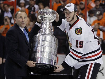 Komisár NHL Gary Bettman a kapitán Chicaga Jonathan Toews