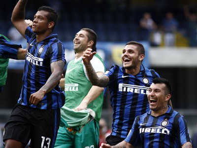 Fredy Guarín, Juan Pablo Carrizo, Mauro Icardi a Gary Medel oslavujú triumf milánskeho Interu