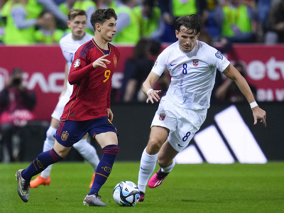 Gavi s loptou v zápase medzi Španielskom a Nórskom