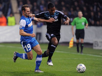 Thomas Buffel a Ashley Cole v súboji