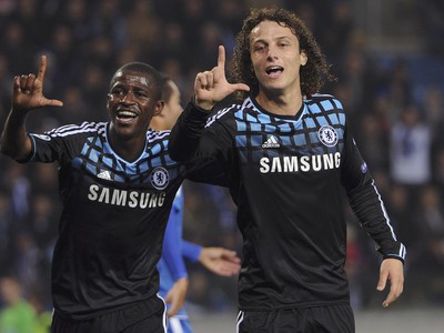 Ramires a David Luiz oslavujú gól