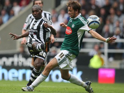 Geremi v drese Newcastlu