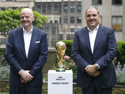 Prezident FIFA Gianni Infantino  (vľavo) a viceprezident FIFA Vittorio Montagliani stoja pri trofeji svetového pohára FIFA počas oznámenia dejísk pre MS 2026 vo futbale