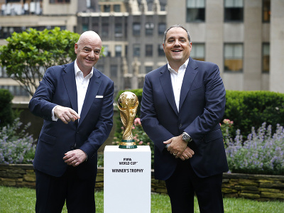 Prezident FIFA Gianni Infantino  (vľavo) a viceprezident FIFA Vittorio Montagliani stoja pri trofeji svetového pohára FIFA počas oznámenia dejísk pre MS 2026 vo futbale