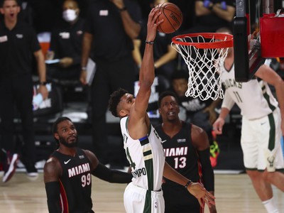 Hráč Milwaukee Bucks Giannis Antetokounmpo (uprostred) strieľa na kôš proti Miami Heat
