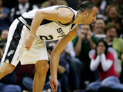 Hviezdny Manu Ginobili práve chytil netopiera