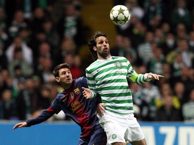 Lionel Messi a Giorgos Samaras v súboji o loptu