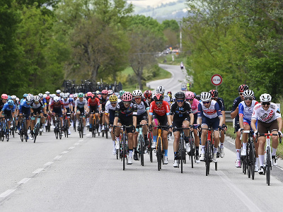 Cyklisti počas 6. etapy Giro d'Italia