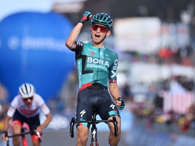 Nemecký cyklista Lennard Kämna oslavuje jeho víťazstve 4. etapy cyklistických pretekov Giro D'Italia