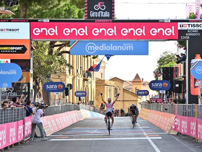 Diego Ulissi oslavuje svoje víťazstvo v 2. etape Giro d'Italia 