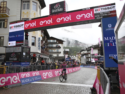Egan Bernal triumfoval v 16. etape Giro d'Italia