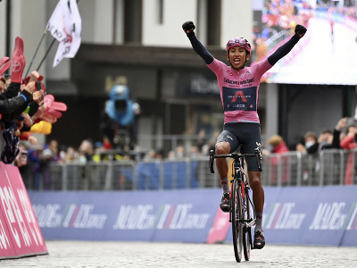 Egan Bernal triumfoval v 16. etape Giro d'Italia