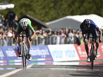Talian Filippo Zana (vľavo) z tímu Jayco-AlUla víťazí v 18. etape cyklistických pretekov Giro D'Italia