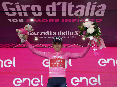 Na snímke britský cyklista Geraint Thomas (Ineos Grenadiers) oslavuje na pódiu ružový dres vedúceho pretekára v priebežnom poradí po 12. etape pretekov Giro d'Italia