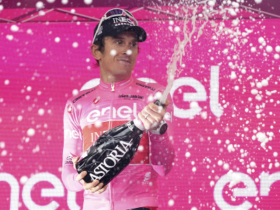 Na snímke britský cyklista Geraint Thomas (Ineos Grenadiers) oslavuje na pódiu ružový dres vedúceho pretekára v priebežnom poradí po 12. etape pretekov Giro d'Italia